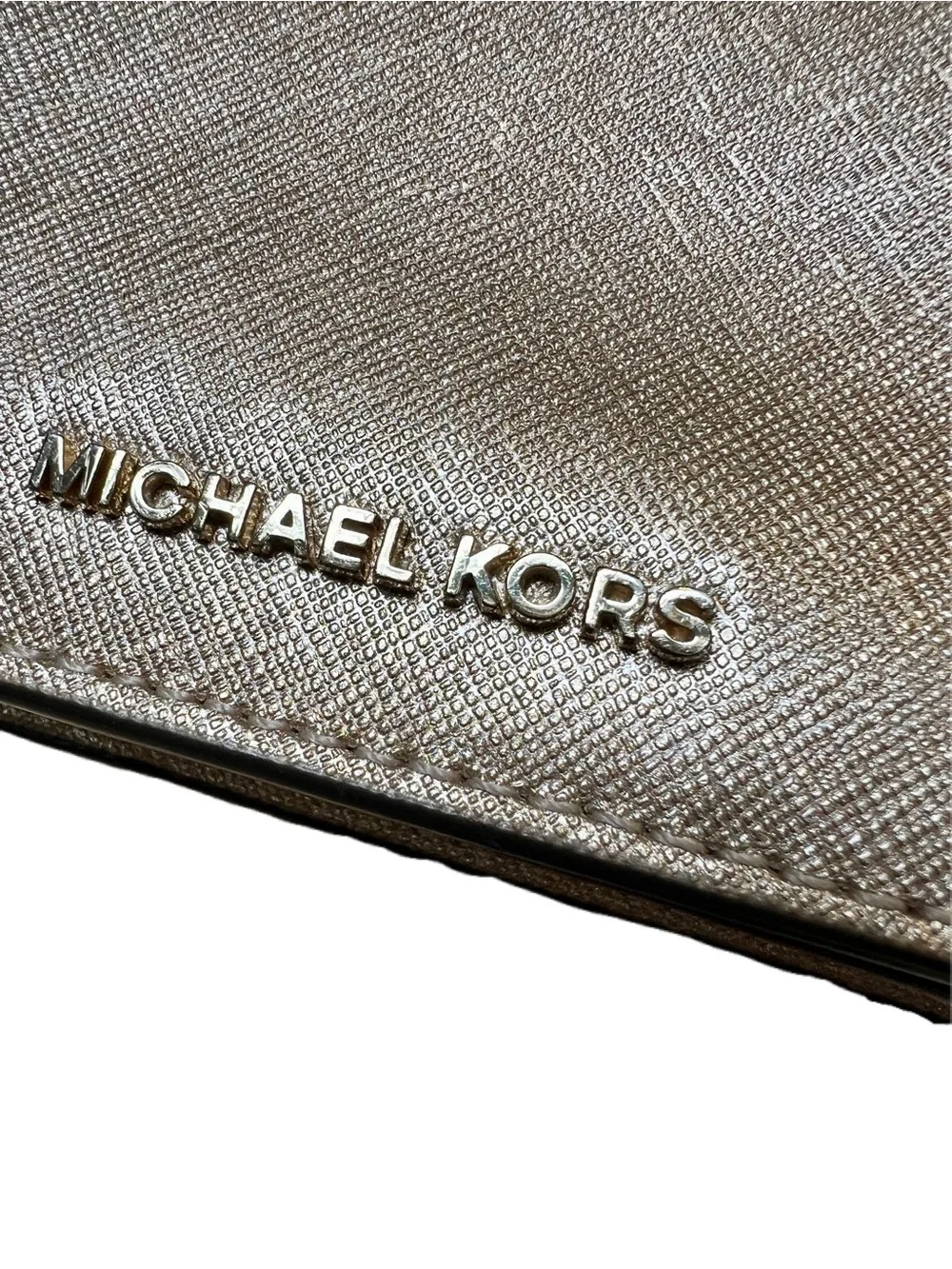 MICHAEL KORS Gold wallet in Saffiano Coated Leather.